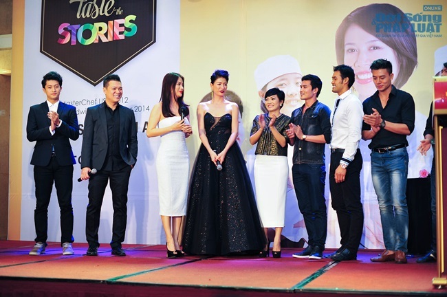 Trương Ngọc Ánh mua áo dài của Triệu Thị Hà làm từ thiện